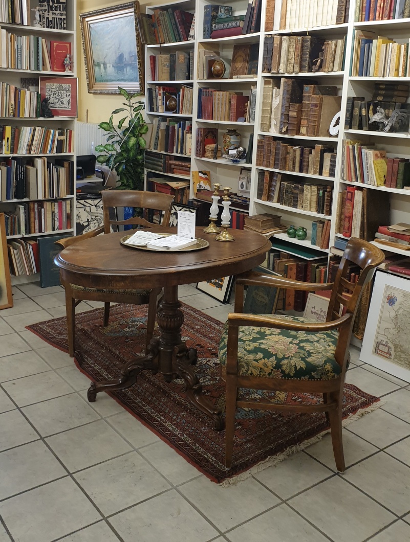 Verkaufsräume des Antiquariats Bernhardt mit Büchern und Antiquitäten