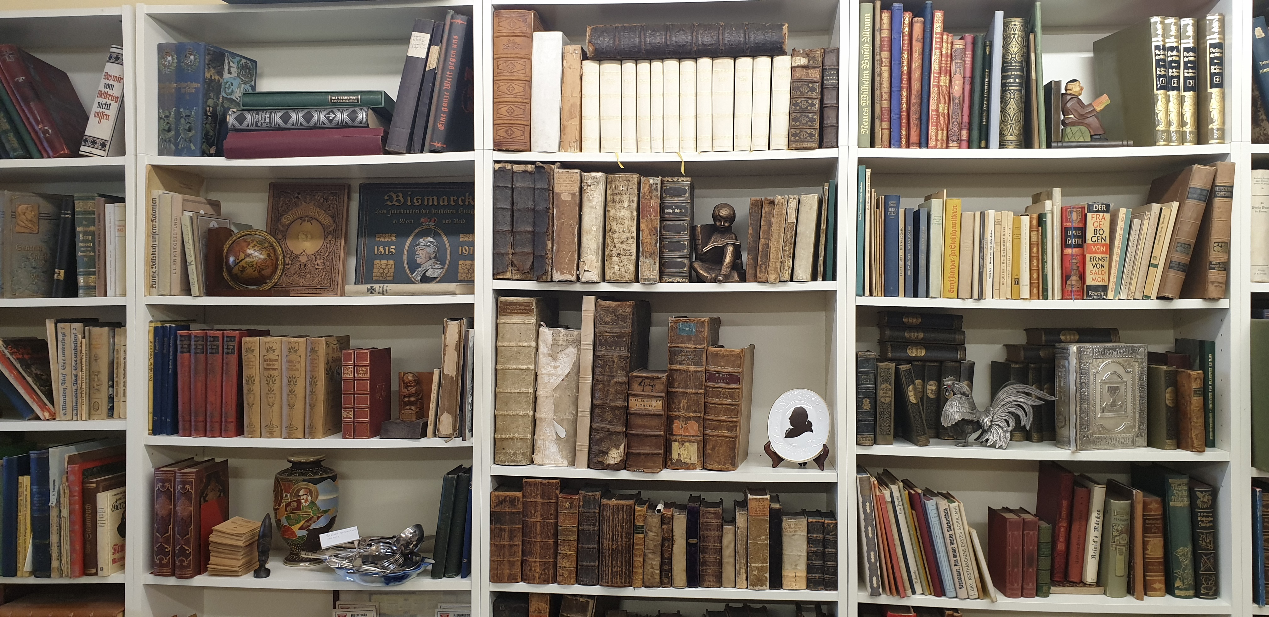 Große Bibliothek im Antiquariat Bernhardt für den Buchankauf in Fulda